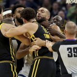 Rudy Gobert (de face) a été étranglé par Draymond Green mardi soir KEYSTONE/AP/Jed Jacobsohn